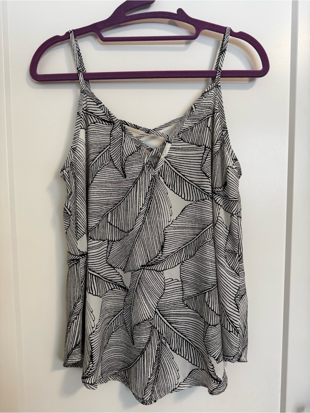 Sienna Sky Women's Black and White Leaf-Print Sleeveless Top
